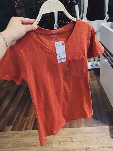 Áo Phông Trơn  Cổ Tim Có Túi Uniqlo