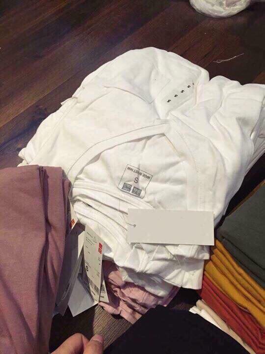 Áo Phông Trơn  Cổ Tim Có Túi Uniqlo