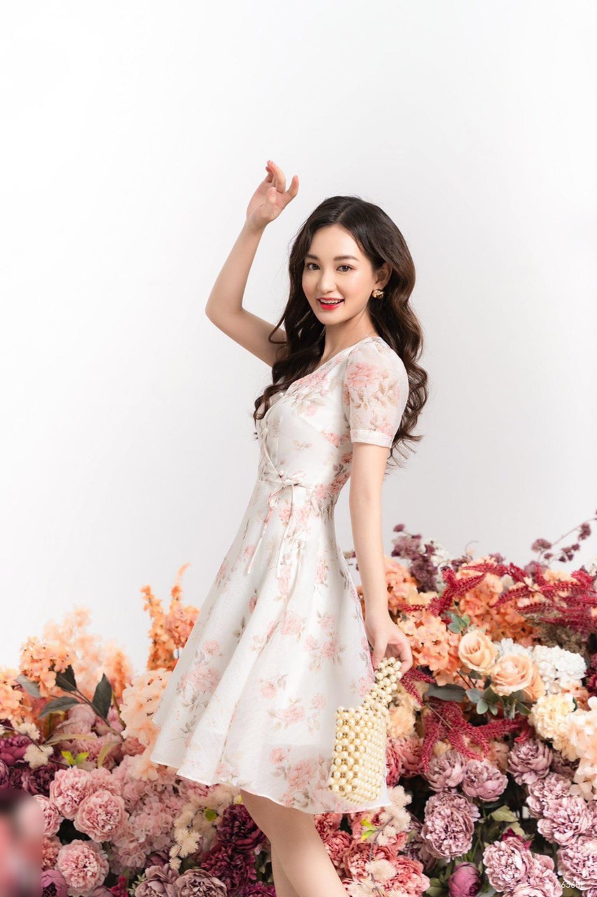 Đầm công chúa cho bé với chân váy hoa hồng xòe nhẹ xinh xắn Mới 100 giá  Liên hệ  gọi 0933 230 618 Quận Phú Nhuận  Hồ Chí Minh id01260400