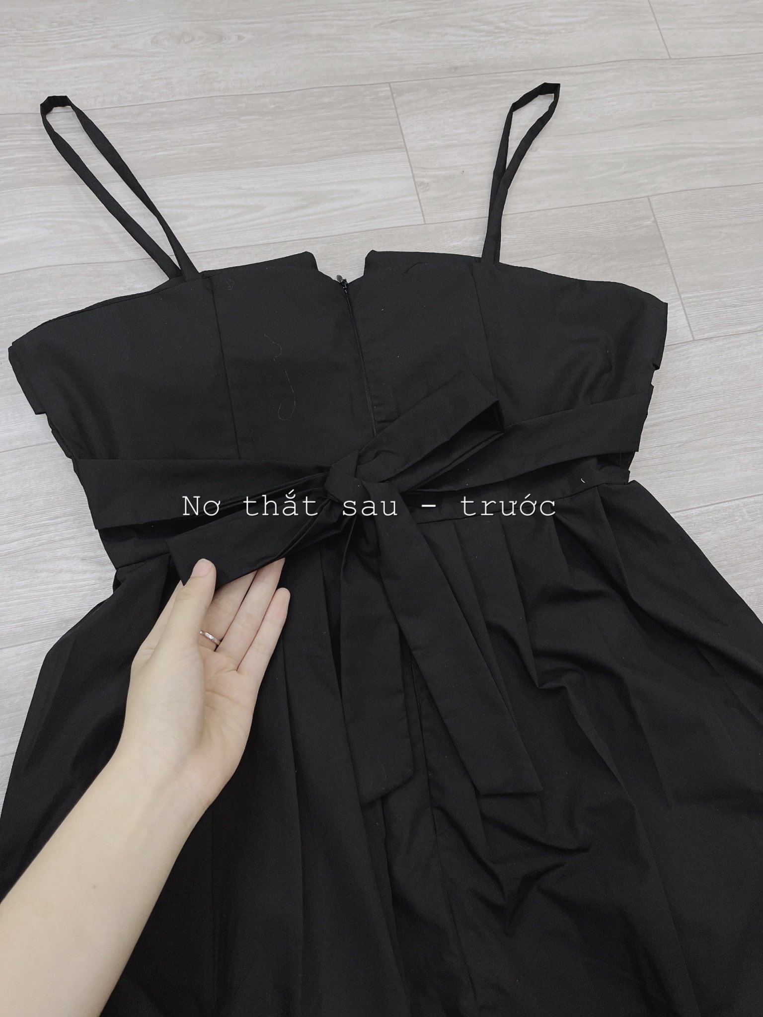 Đầm body vải cát nhật màu đen 2 dây - ANN.COM.VN