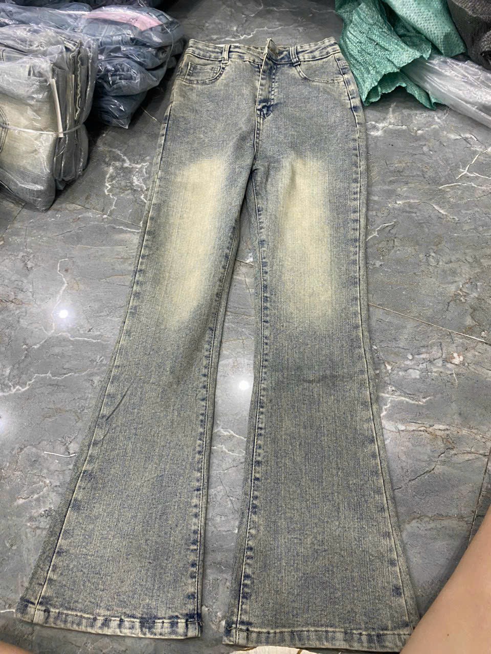 Quần jeans ống loe phủ rơ vàng  Quanloephurovang567