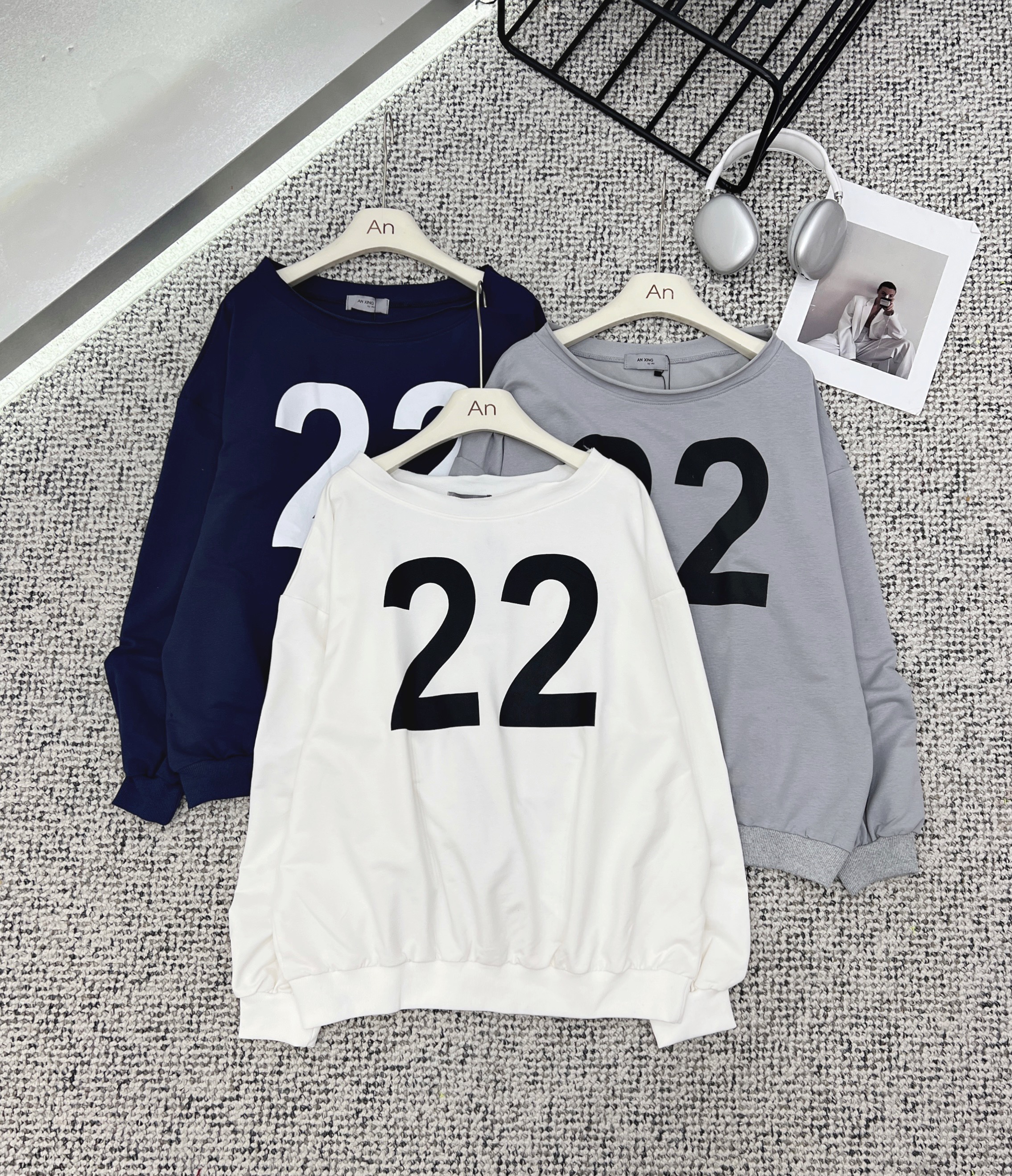 Áo Sweater Dài Tay Số 22 Lệch Vai Aoso22ma501101