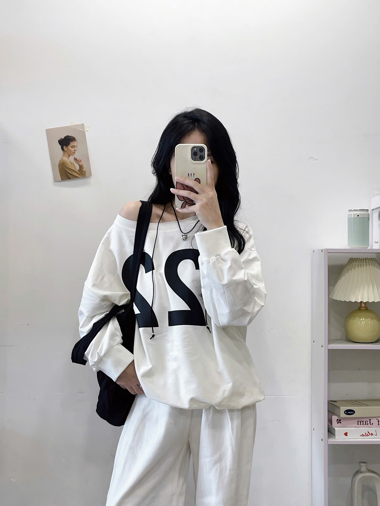 Áo Sweater Dài Tay Số 22 Lệch Vai Aoso22ma501101